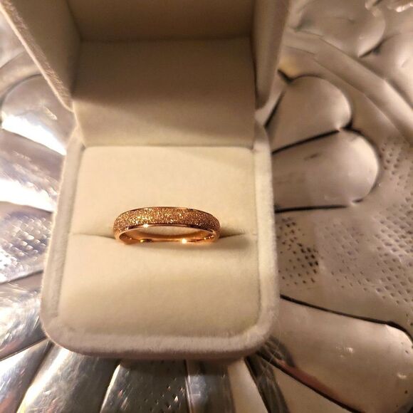 Rose gold blowin band ring NWT size 10 stainless steel ♥️ - Picture 3 of 5